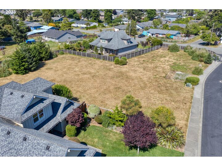Property Photo: Edge Cliff Dr 11 OR 97415