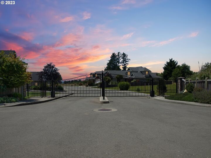 Property Photo: Edge Cliff Dr 11 OR 97415