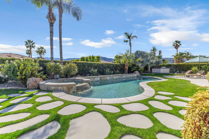 Property Photo:  21 Calle La Reina  CA 92270 