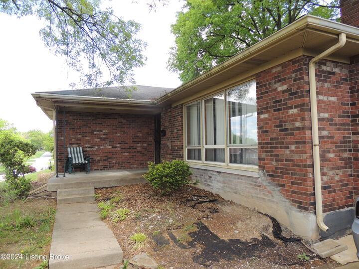 Property Photo:  1428 Hobart Dr  KY 40216 