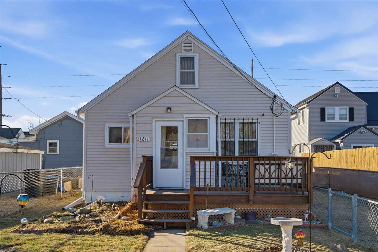 Property Photo:  1211 22nd Ave SW  IA 52404 