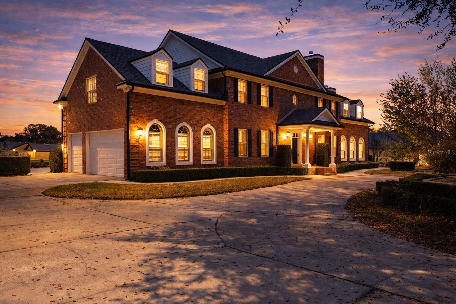 Property Photo: 8133 Oakland Place FL 32819