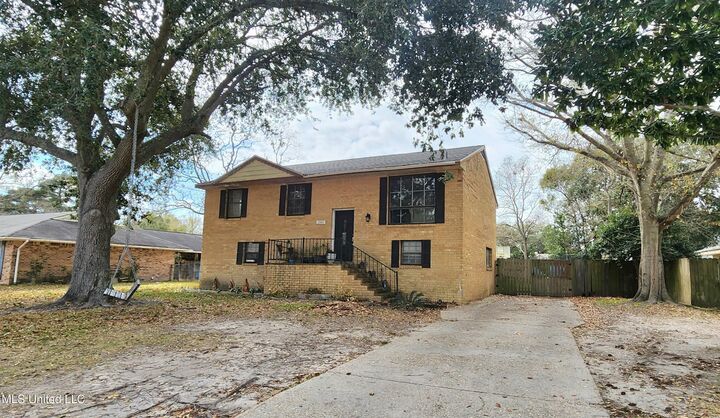 Property Photo: 2903 Larchmont Street MS 39567