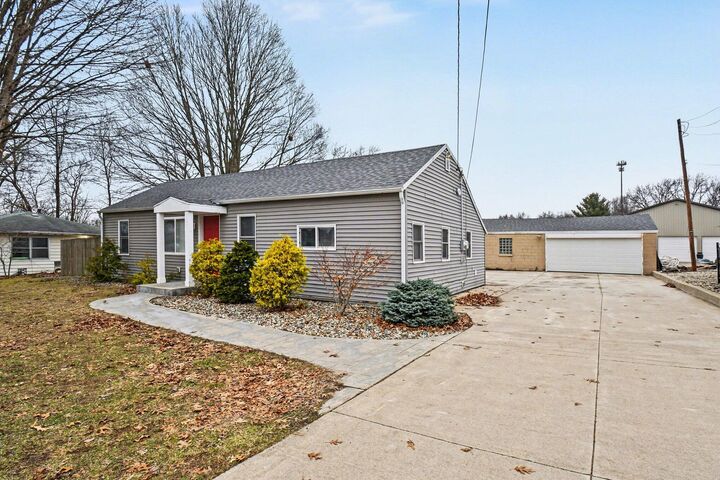 Property Photo:  1109 State Line Road  MI 49120 