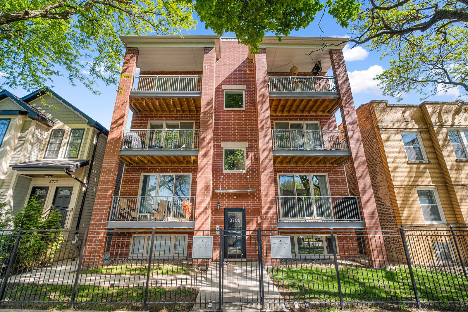 Property Photo:  3708 W Cornelia Avenue 1E  IL 60618 