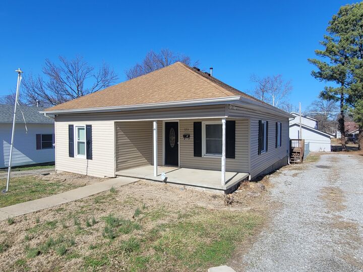 Property Photo: 1211 E Elm Street IL 62896