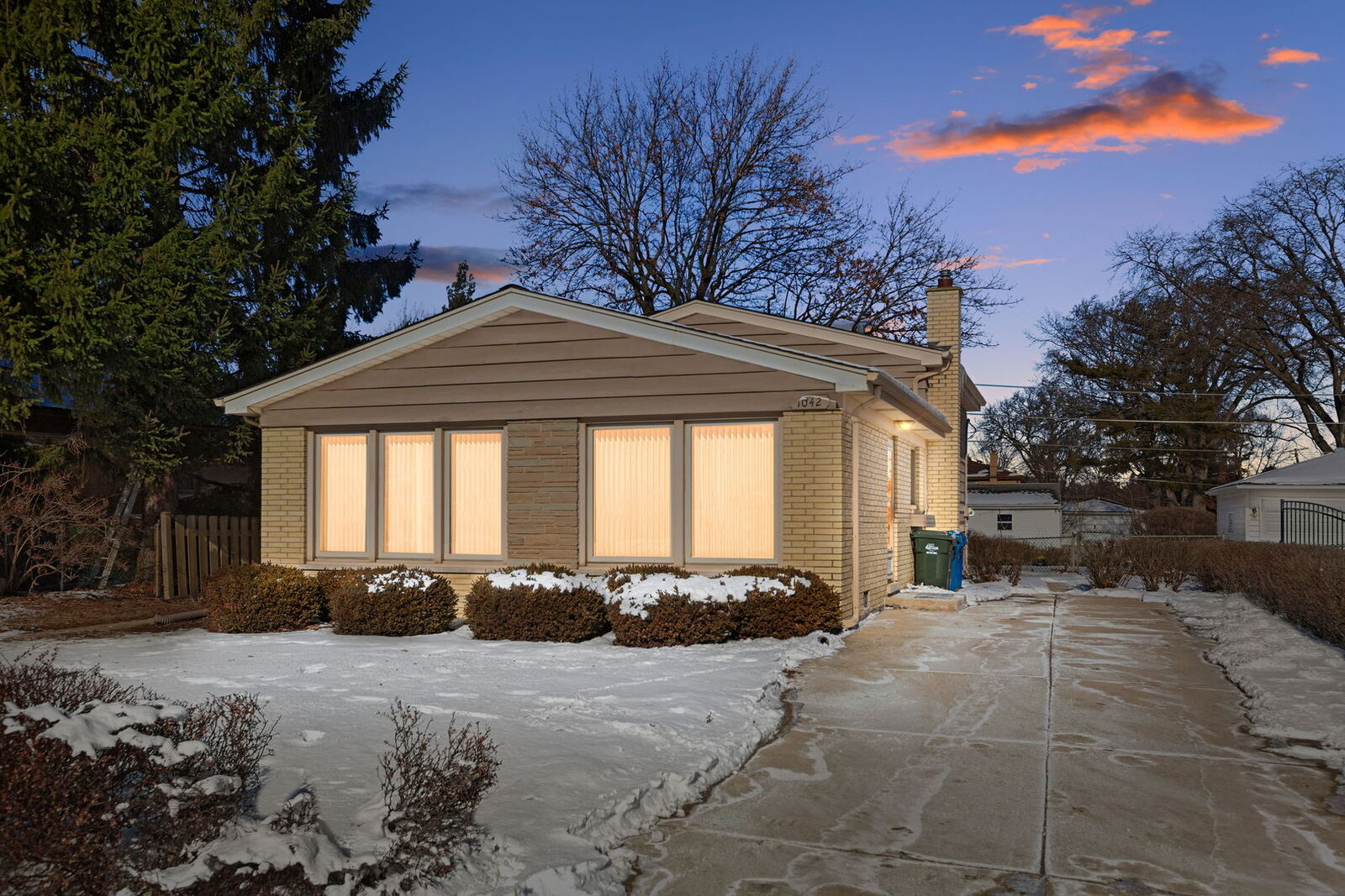 Property Photo:  1042 W Central Road  IL 60056 