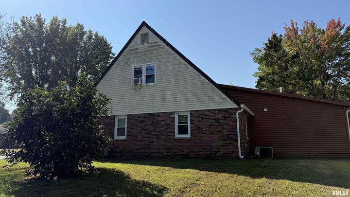 Property Photo:  300 S Glenview Drive  IL 62901 