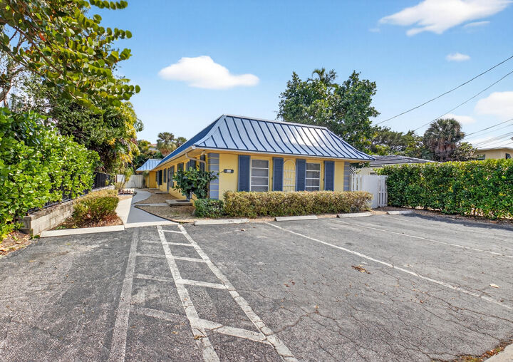 Property Photo:  111 SE 7th Avenue A, B, C &Amp D.  FL 33483 