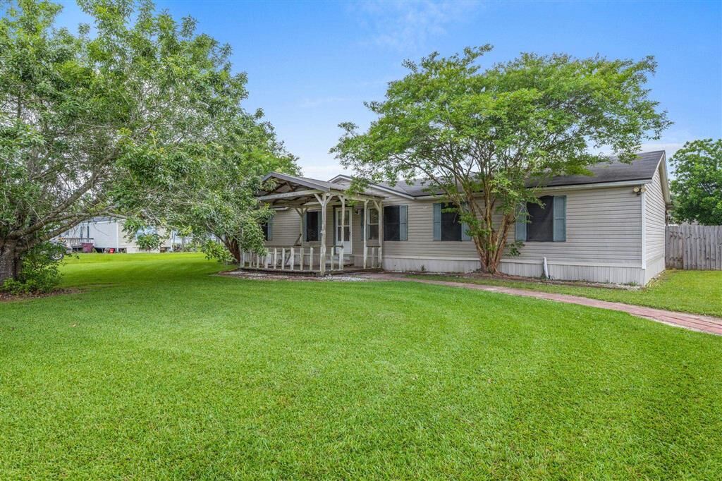 Property Photo:  2769 Avondale  LA 70663 