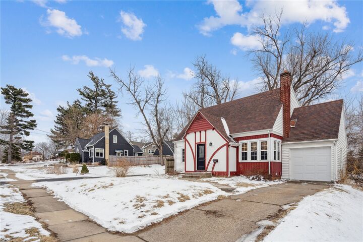 Property Photo:  198 Forest Drive SE  IA 52403 