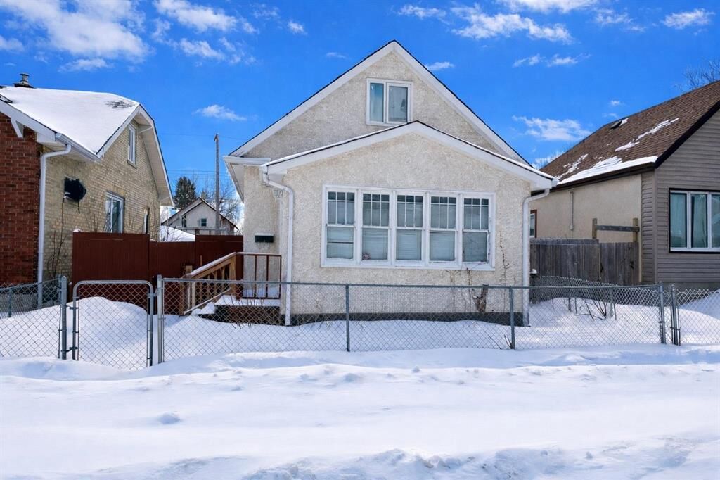 Property Photo: 808 Magnus Avenue MB R2X 0M5