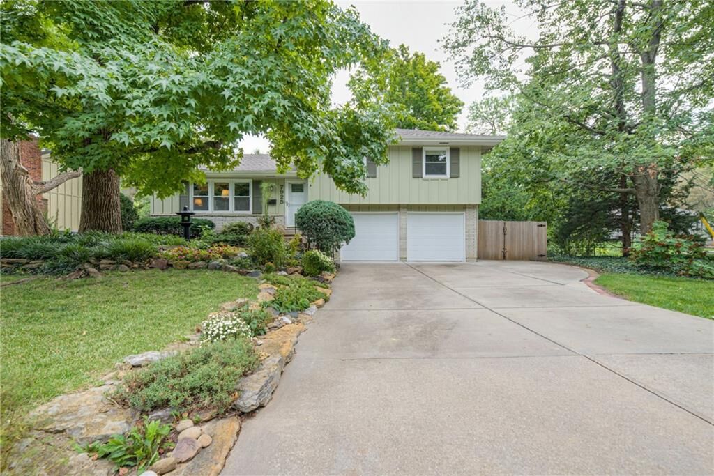 Property Photo:  7925 Colonial Drive  KS 66204 