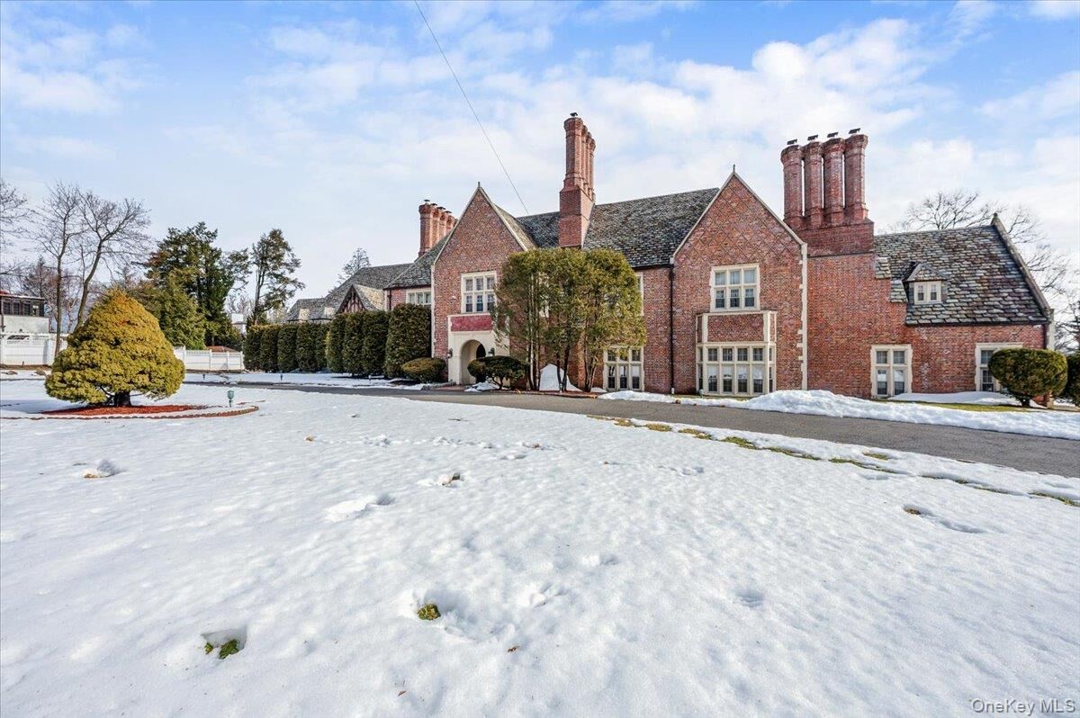 Property Photo:  8 Eastway  NY 10708 