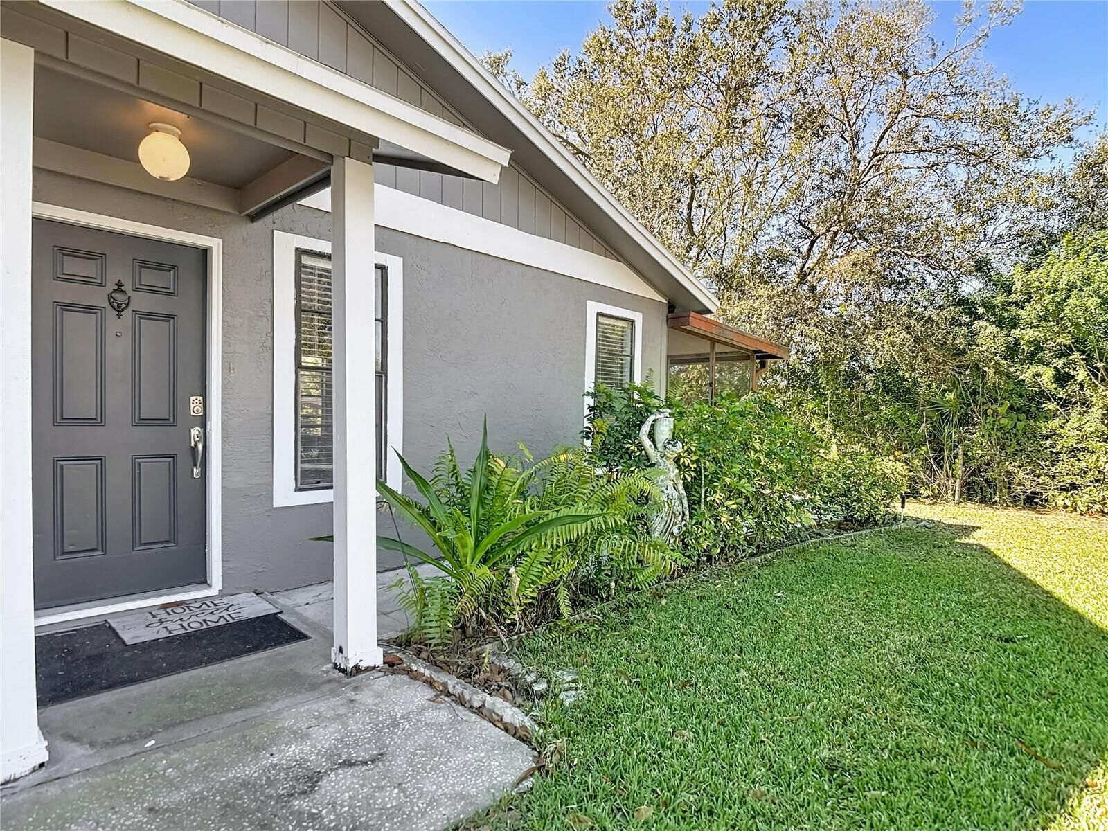 Property Photo:  10121 Lake Oak Circle  FL 33624 