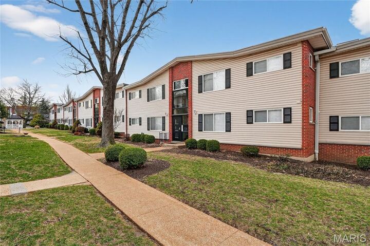 Property Photo: 115 E Washington Avenue 2N MO 63122