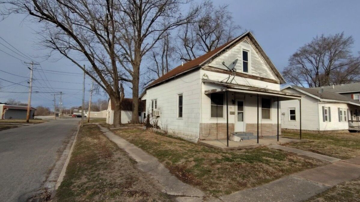 Property Photo:  533 S Washington Street  IL 62881 