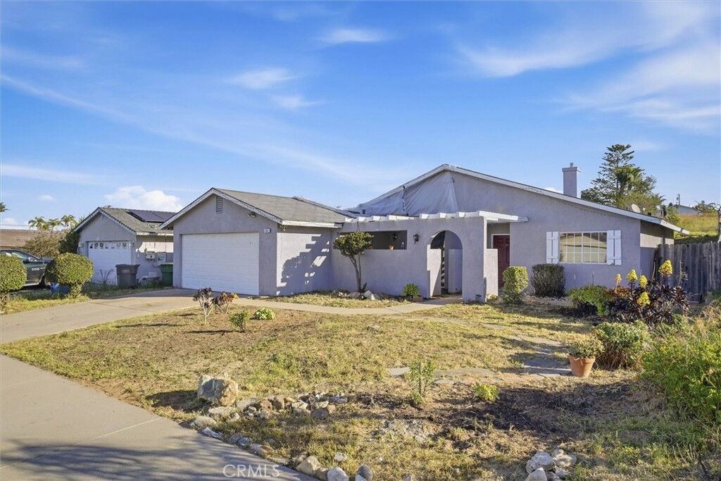 Property Photo:  325 Black Hawk Way  CA 93444 