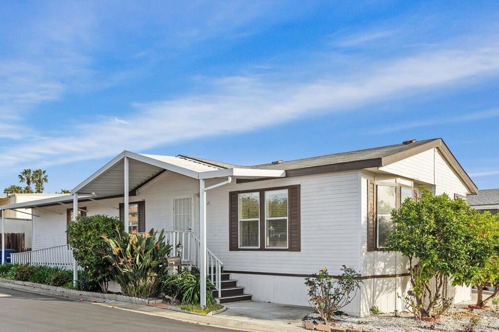 Property Photo:  1600 E Vista Way 21  CA 92084 