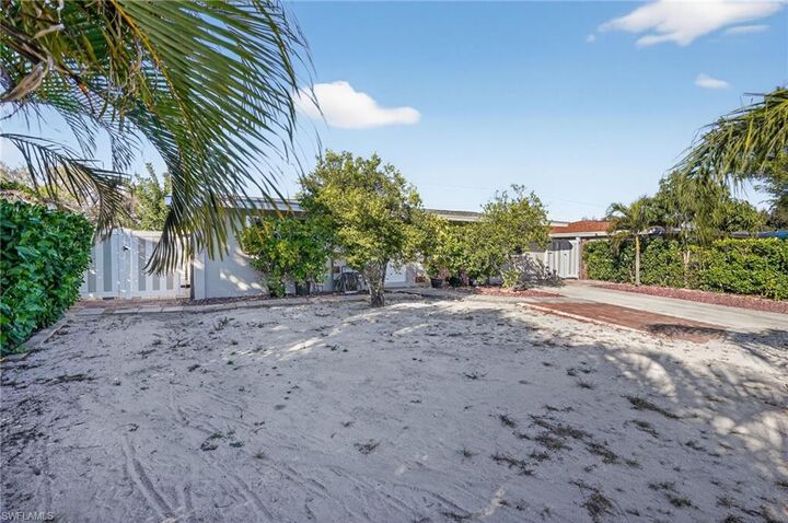 Property Photo:  2201 Coronet St  FL 33907 