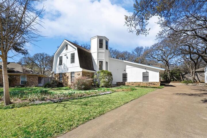 Property Photo:  200 Eagle Court  TX 76021 