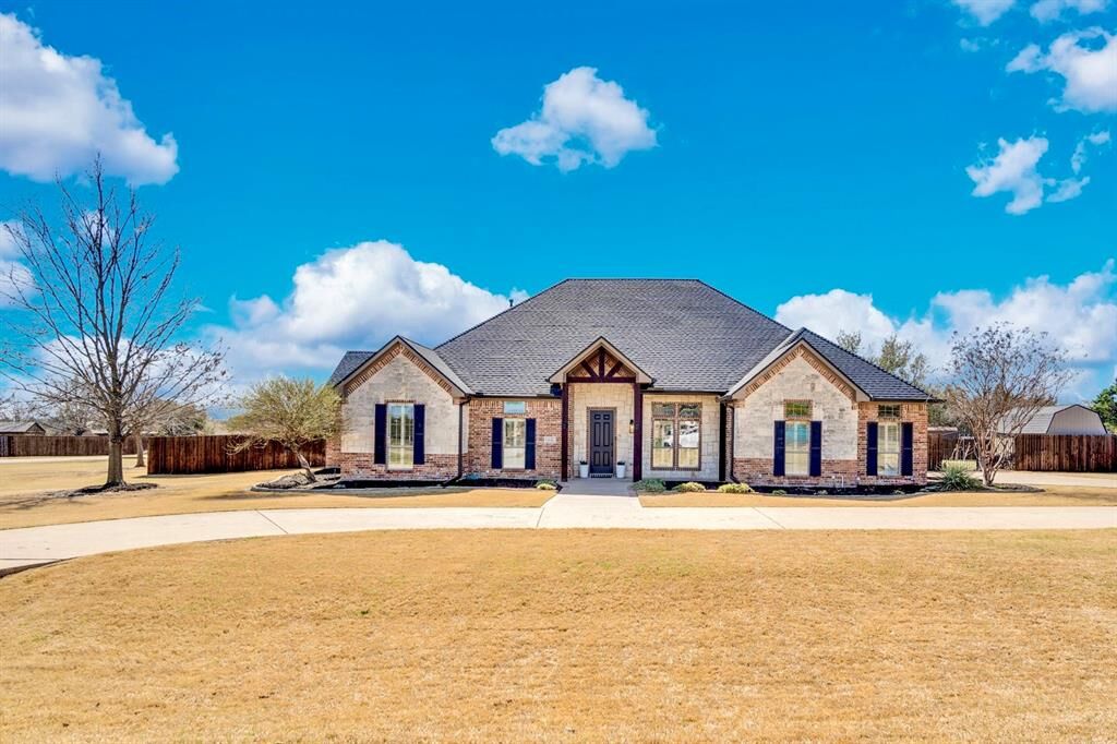 Property Photo: 3650 Baylor Boulevard TX 76065