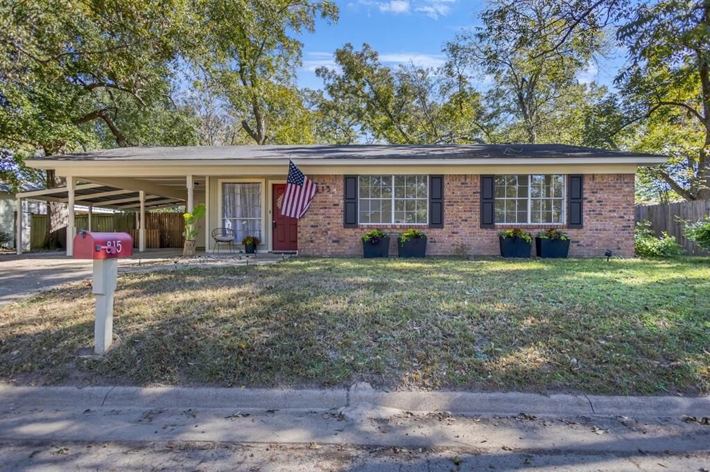 Property Photo:  815 N Bledsoe Street  TX 75644 