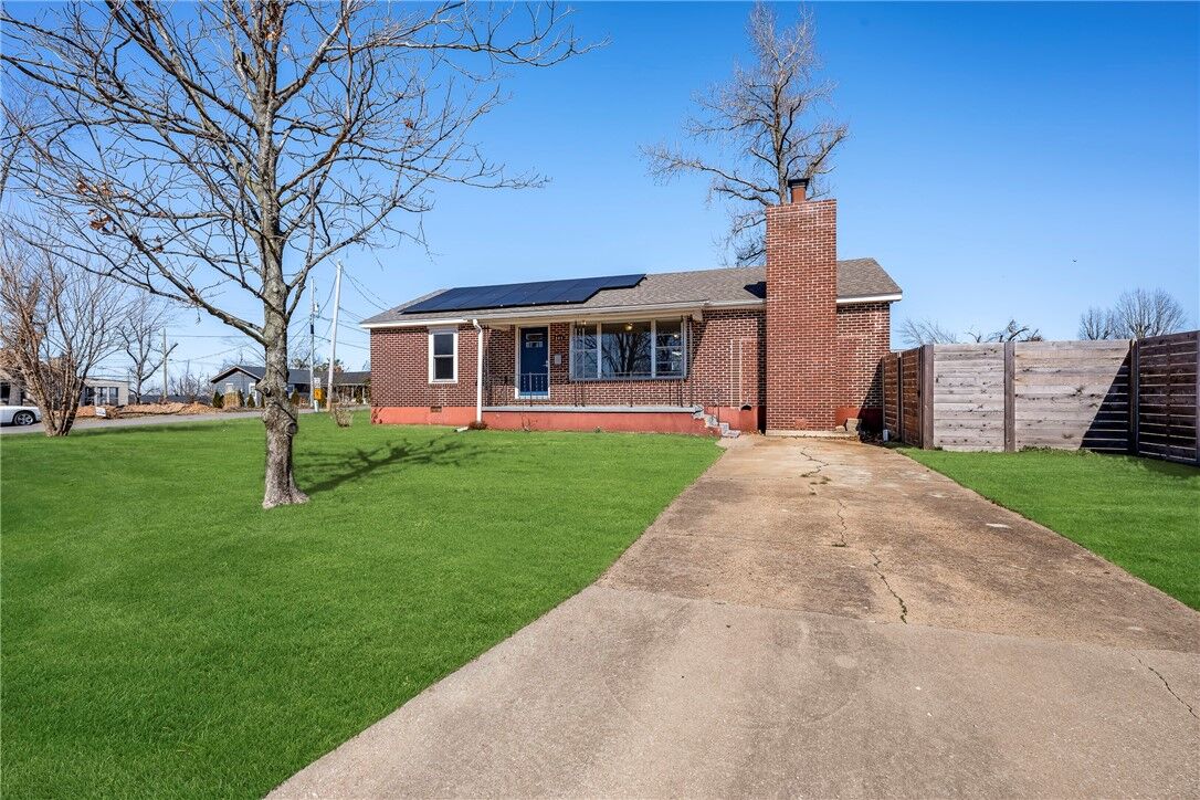 Property Photo:  805 W Norwood Street  AR 72756 