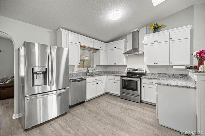 Property Photo:  2003 E Cambridge Lane  FL 34453 