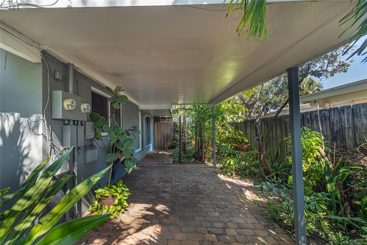 Property Photo:  1009 NE 23rd Drive  FL 33305 