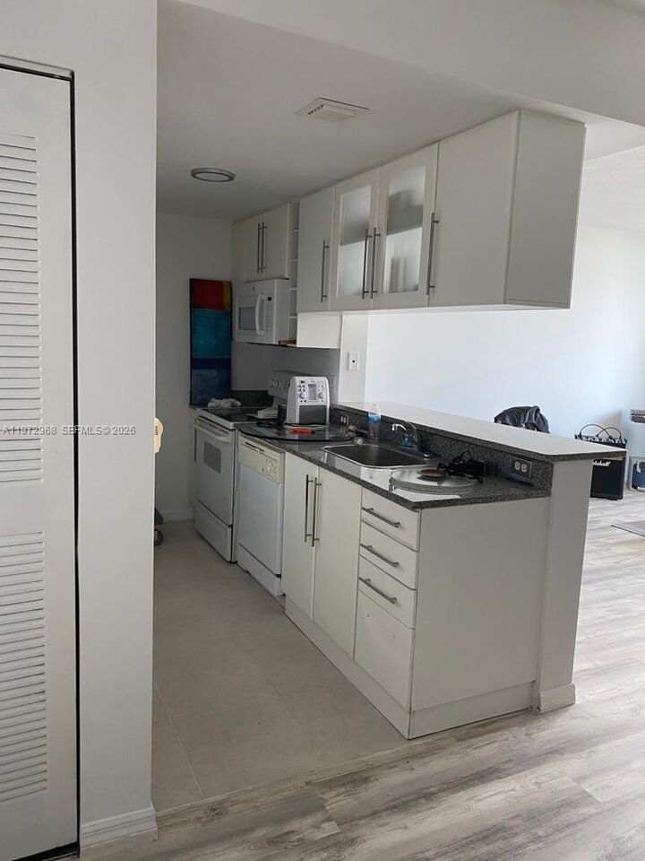 Property Photo:  275 NE 18th St 2009  FL 33132 