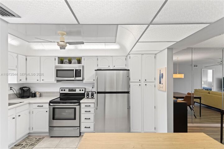 Property Photo: 9523 S Hollybrook Lake Dr 21-307 FL 33025