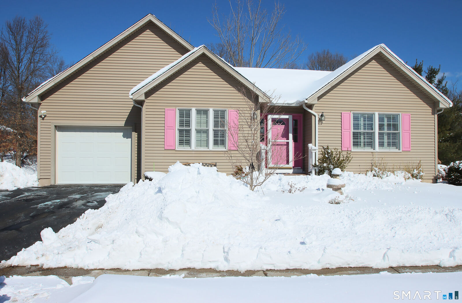 Property Photo:  25 Dacosta Drive 25  CT 06111 