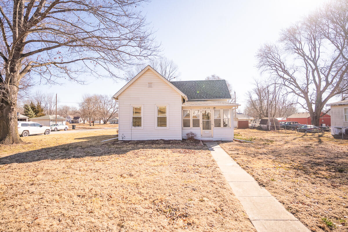 Property Photo: 1710 Main Street IA 51640