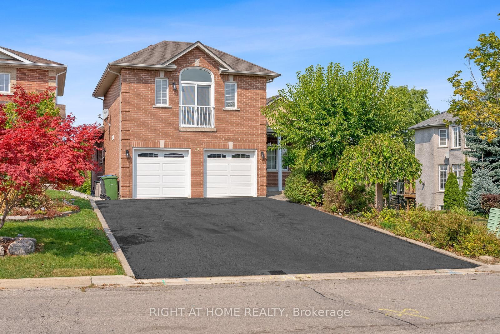 Property Photo: 10 Riverwood Terrace ON L7E 1S1