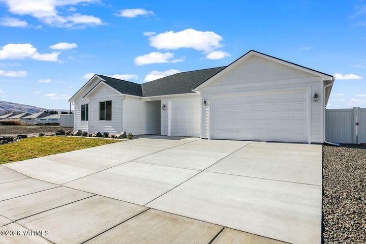 Property Photo:  4601 W Oak Ave  WA 98903 