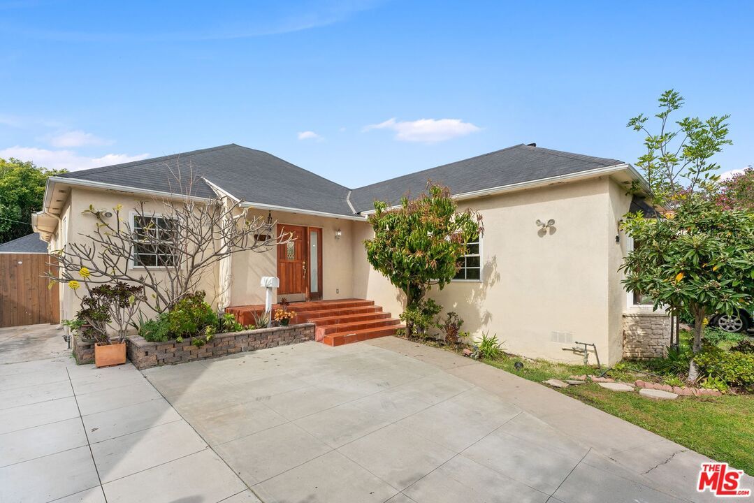 Property Photo:  843 S Mullen Ave  CA 90005 