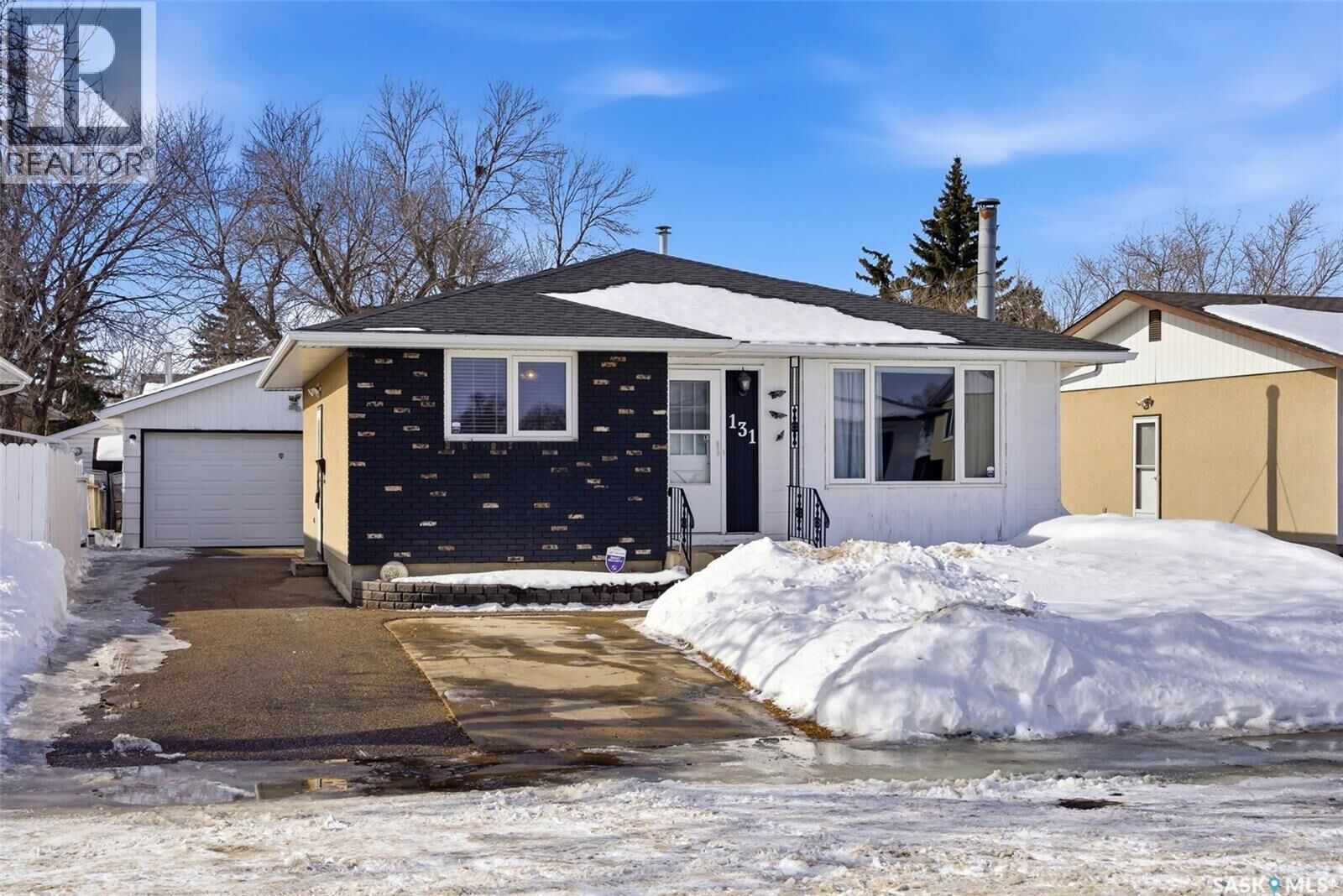 Property Photo:  131 Lloyd Crescent  SK S4R 6B9 