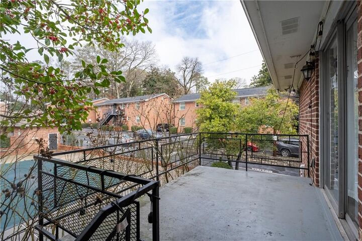 Property Photo:  4266 Roswell Road NE E4  GA 30342 