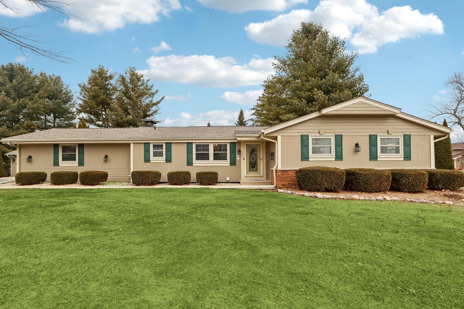 Property Photo:  712 Lake Bluff Dr  WI 53066 