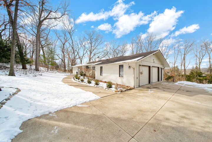 Property Photo: 1910 Essex Lane MI 49203