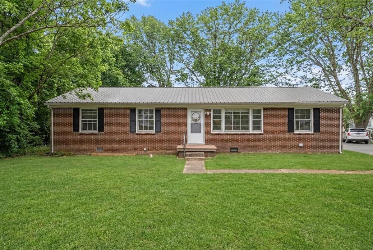 Property Photo: 756 Ridgelawn Pl TN 37388