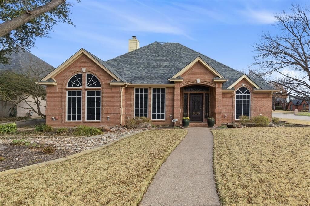 Property Photo:  1613 Green Tree Drive  TX 76054 