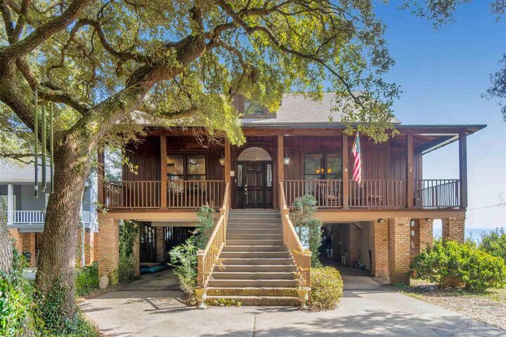 Property Photo: 209 Bayshore Dr FL 32507