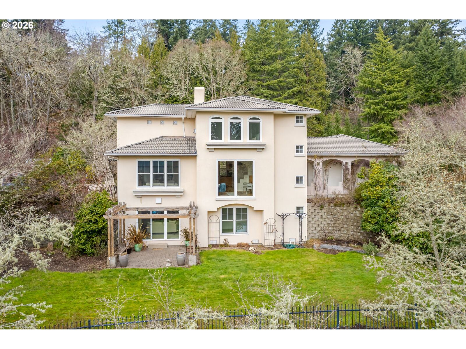 Property Photo:  4015 Spring Knoll Dr  OR 97405 