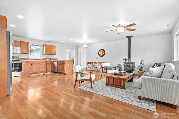 Property Photo:  303  Hayes Street  WA 98276 