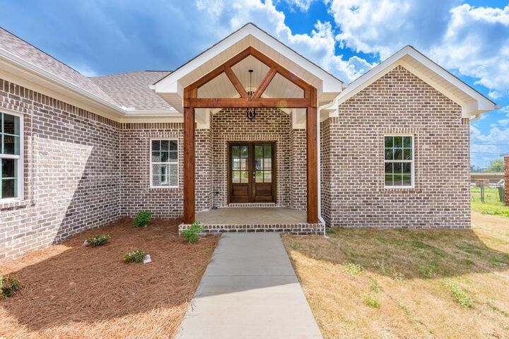 Property Photo: 806 Grand Ave AL 35661