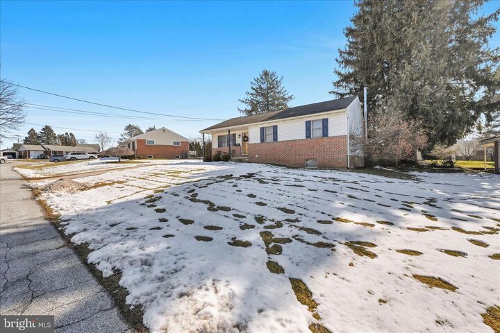 Property Photo:  224 Circle Drive  PA 17566 