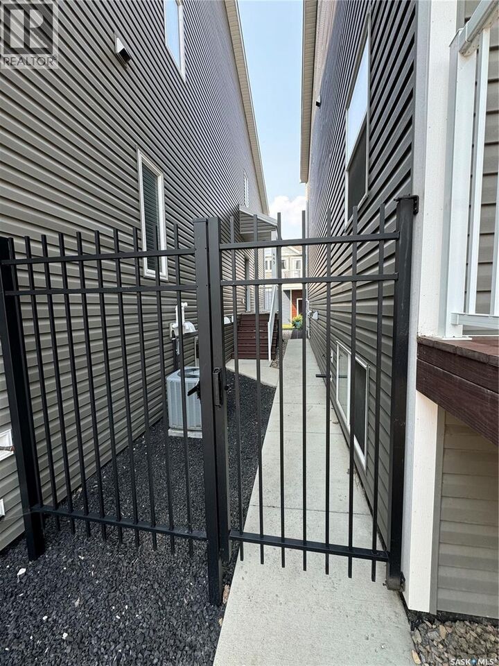 Property Photo:  443 L Avenue S  SK S7M 5Y6 