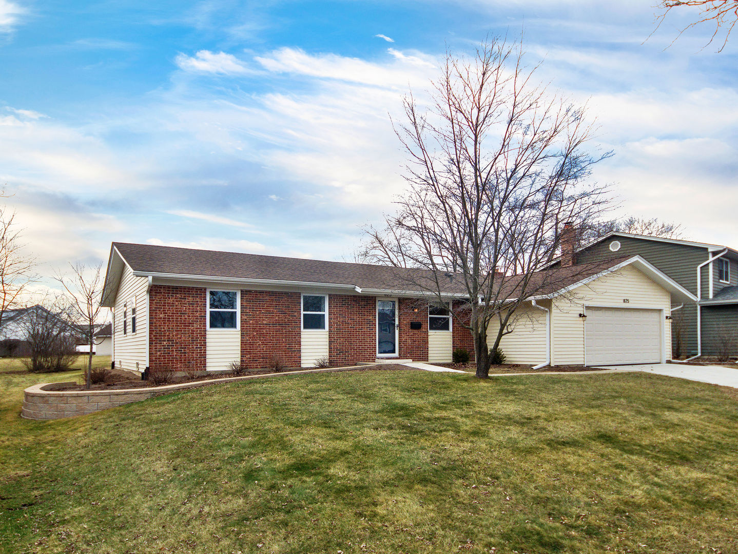 Property Photo:  825 Concord Lane  IL 60192 